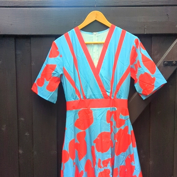 Women's Vibrant Temperament V-neck Floral dress. Short Sleeved Size Small BNWOT - Picture 4 of 9